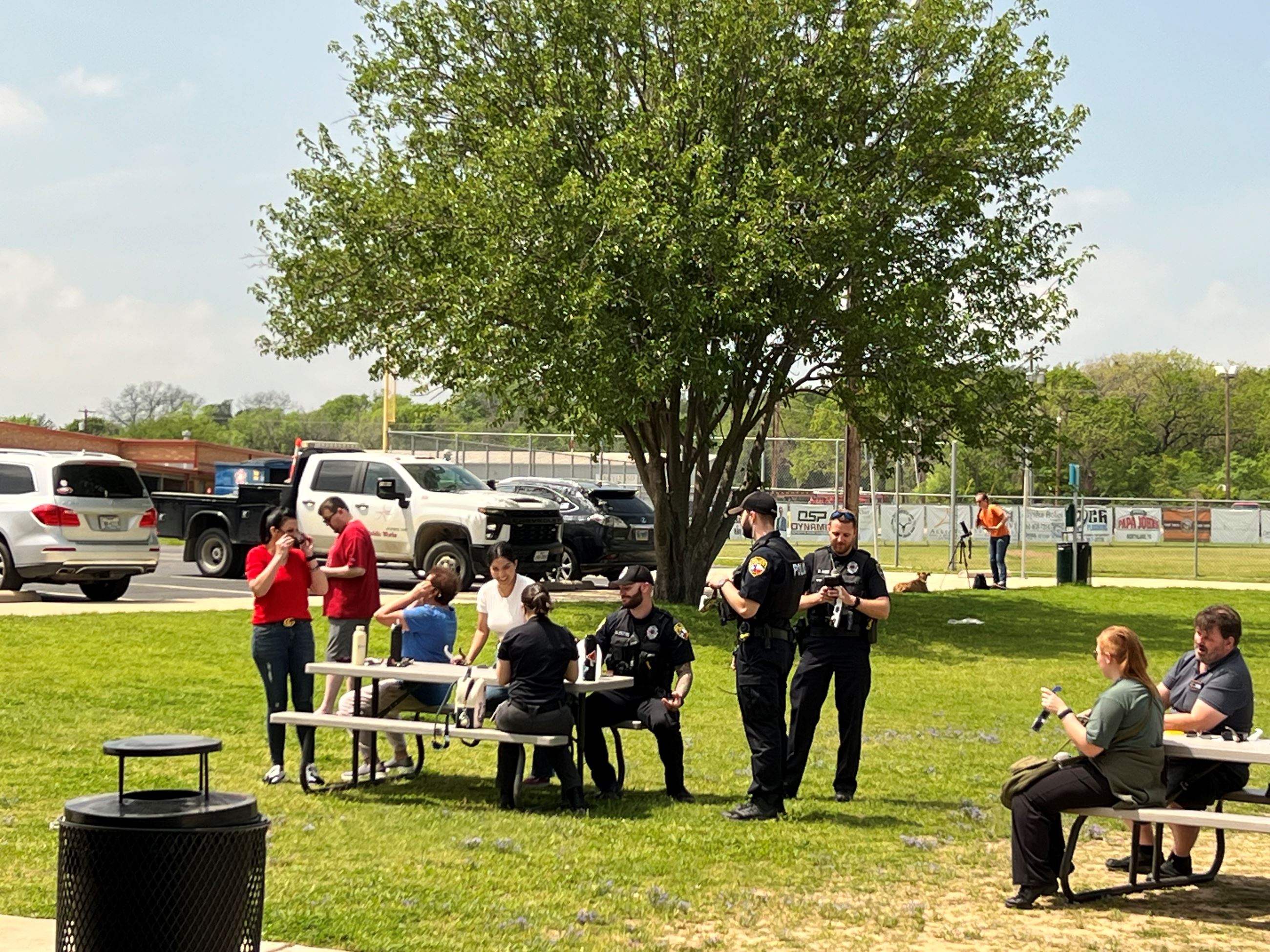 solar eclipse crowd pictures at unity park